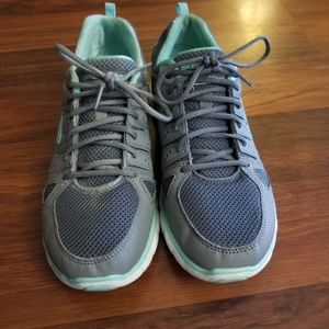 Sketchers memory foam sneakers